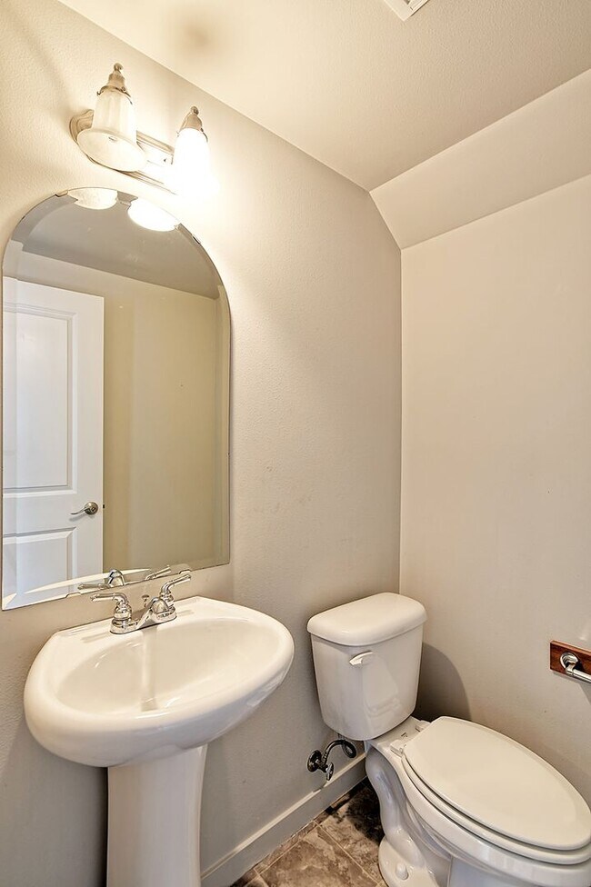 Building Photo - Near Silver Lake - Spacious 4 Bedroom Town...