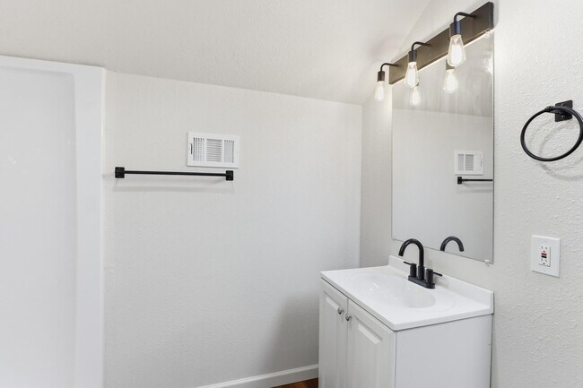 Building Photo - 69 N Tucker St