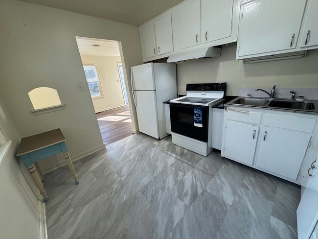 Building Photo - Cozy 2 Bed, 1 Bath House with Updated Floo...