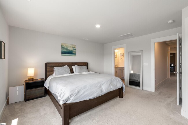 Building Photo - 127 Shallons Dr