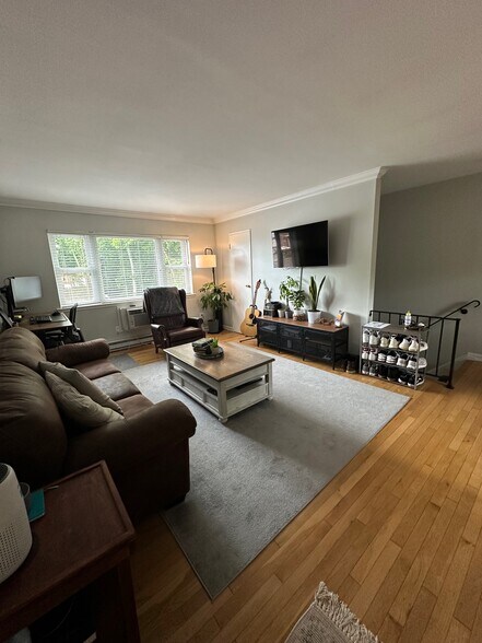 Living Room - 422 Ringwood Ave