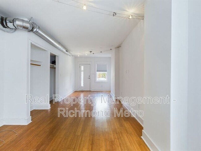 Building Photo - 1639 W Cary St