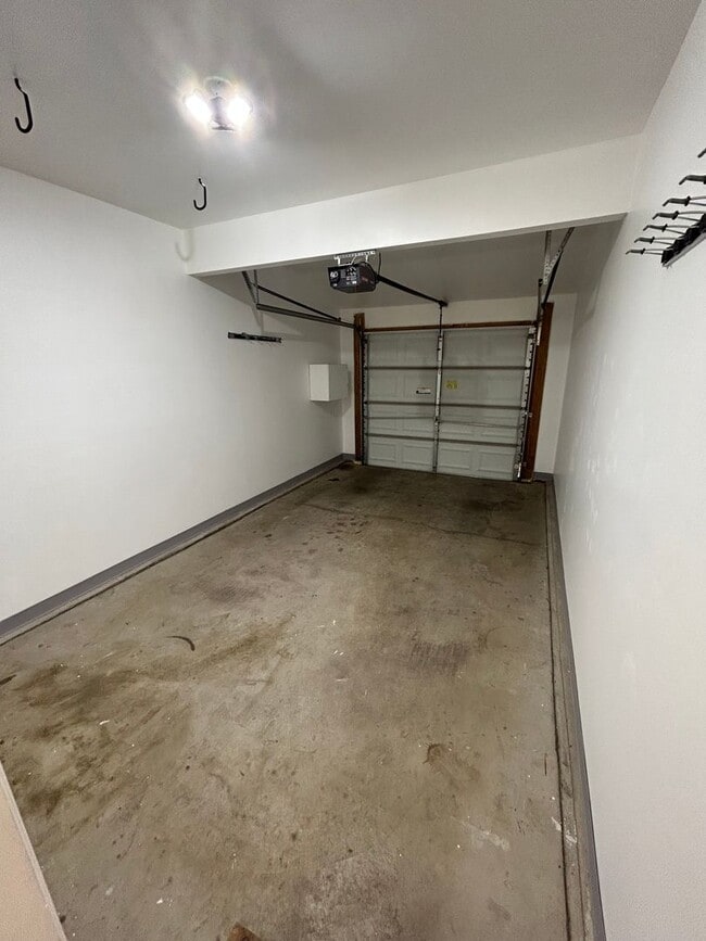 Building Photo - New Listing Alert! End unit Townhome in Penns Ridge!