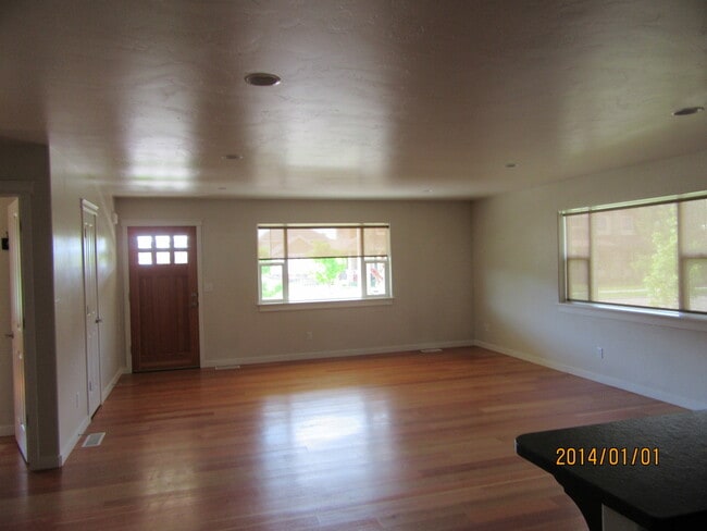 Building Photo - River Lakes Home