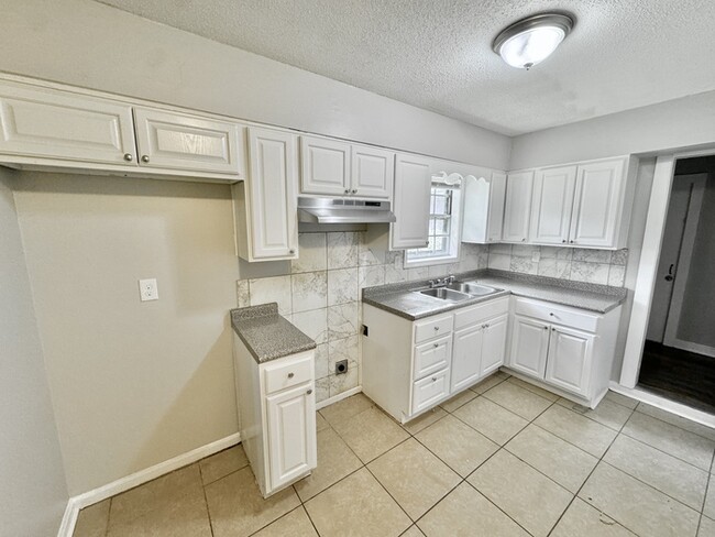 Building Photo - 3383 Seaforth Dr