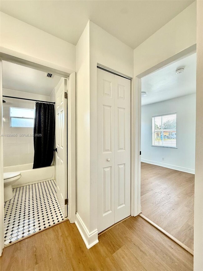 Building Photo - 2403 Scott St