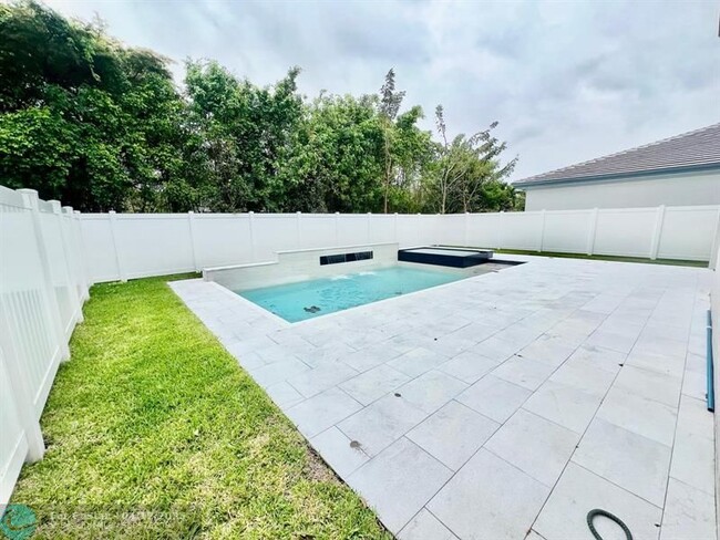 Primary Photo - 17558 SW 46th St