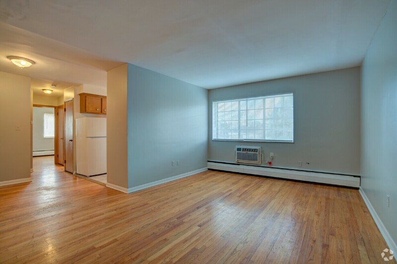 Building Photo - 4865 Cadieux Rd