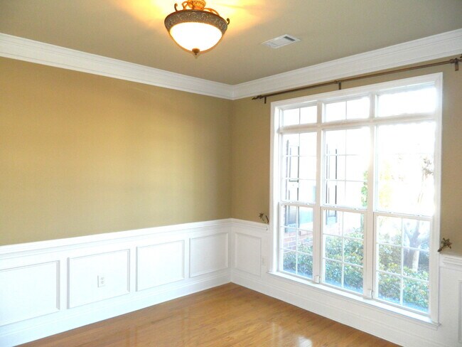 Building Photo - 1101 Brighton Dr