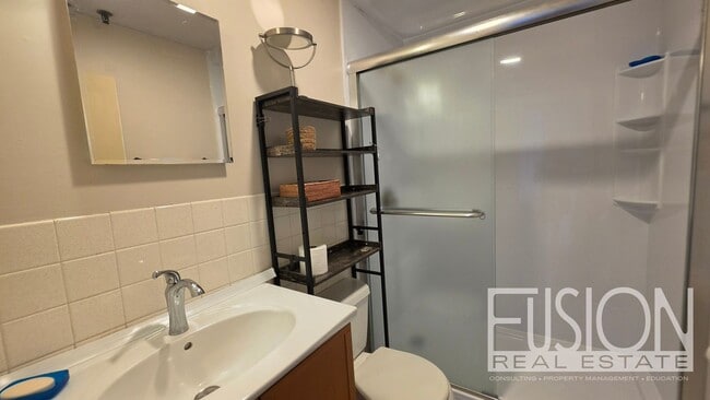 Building Photo - Bright, FURNISHED 2-Bedroom in Prime Burlington Location — Available NOW!