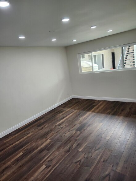 Building Photo - 10980 Palms Blvd