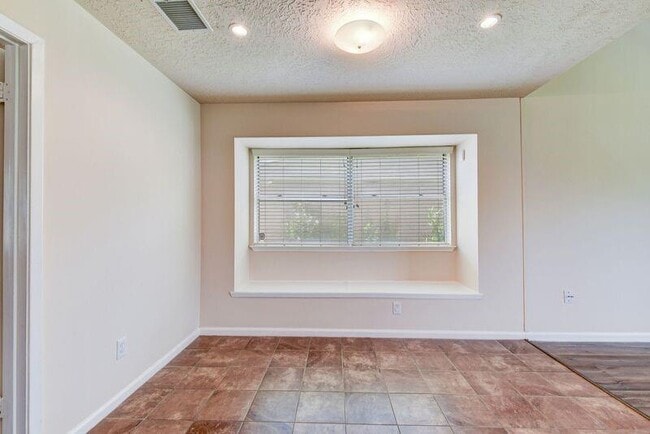 Building Photo - 2107 Collingsfield Dr