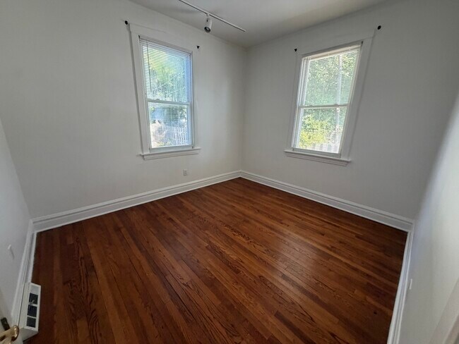 Building Photo - 472 N Larch Ave