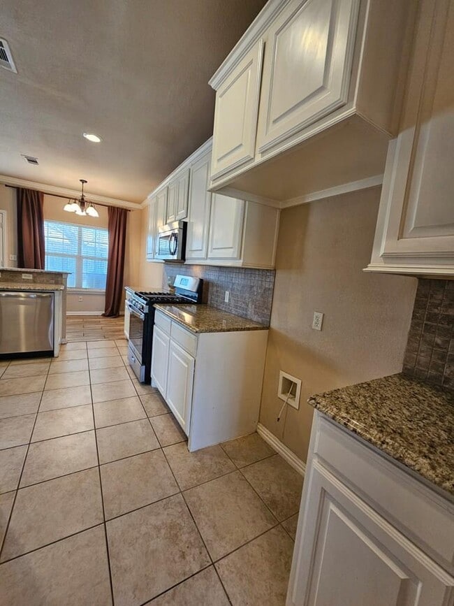 Building Photo - 607 NE Ave E Pl