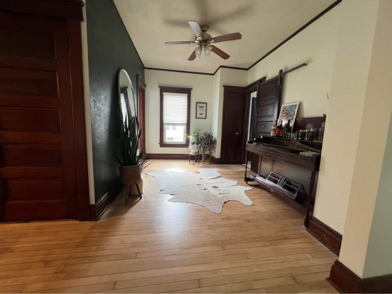 Building Photo - 605 Barrie St