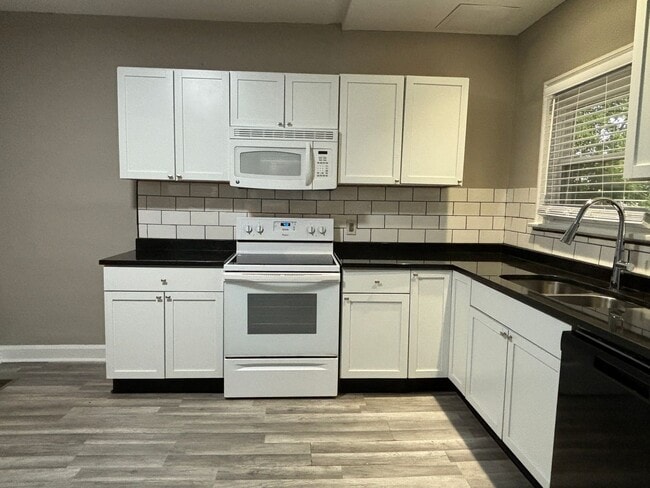 Building Photo - 3-Bed, 1-Bath Home – Fenced Yard, Off-Street Parking, Spacious Kitchen & In-Unit Laundry