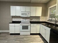 Building Photo - 3-Bed, 1-Bath Home – Fenced Yard, Off-Street Parking, Spacious Kitchen & In-Unit Laundry