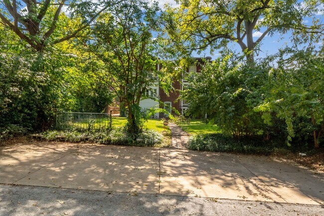 Building Photo - McDreamy 2BR w/ Balcony