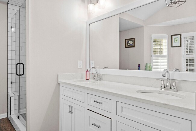 Building Photo - 66 Woodmont Ln