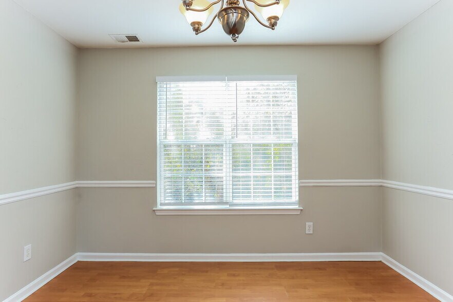 Building Photo - 5442 Beaver Lake Dr SW