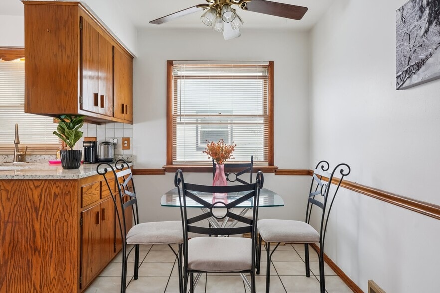 Building Photo - 10785 W Appleton Ave