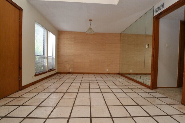 Building Photo - Large 3/2 in Great Hills w/ Treetop Views
