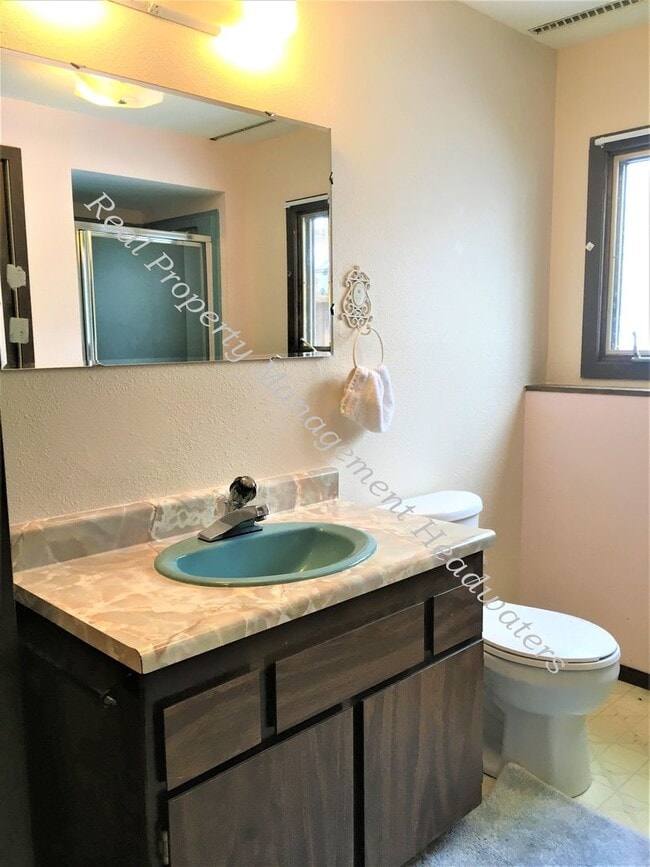 Building Photo - 5 Bedroom 3-1/2 Bath House For Rent