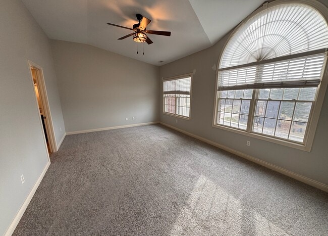 Building Photo - 512 S Grand Ave