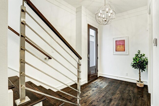Building Photo - 814a Olive St