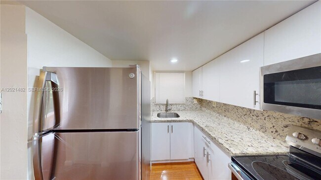 Building Photo - 8860 Fontainebleau Blvd