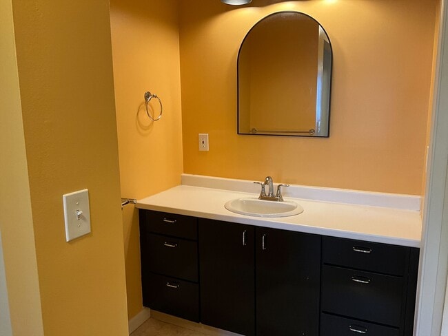 Building Photo - 15 Windsor Ct