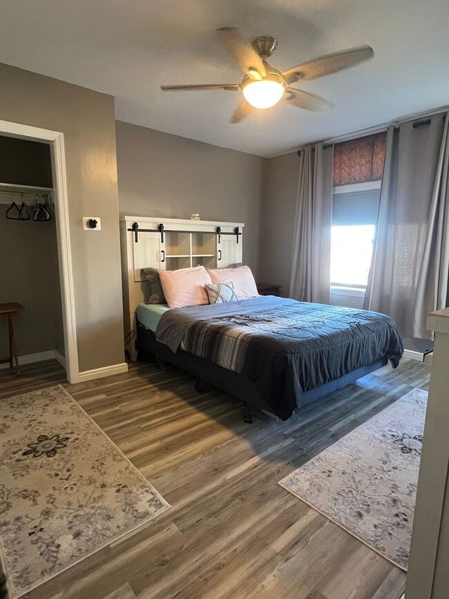 Building Photo - 740 Rossmore Ave