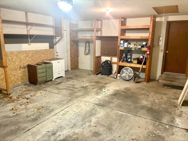 Building Photo - Beautiful open floorplan - 3 Bedroom/ 2 Bath - HUGE fenced backyard