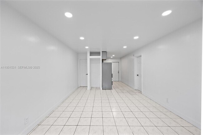 Building Photo - 411 SE 3rd Ave