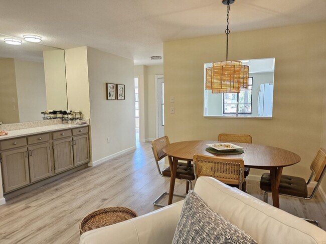 Building Photo - Seasonal Short-Term 2 Bedroom 2 Bathroom 2nd Floor Condo in Estancias of Capri Isles!