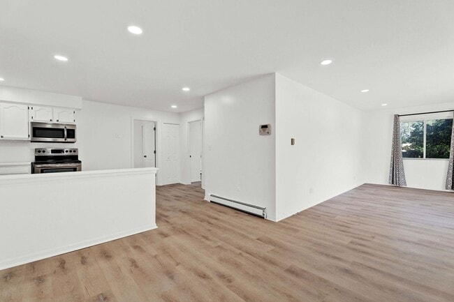 Building Photo - APARTMENT FOR LEASE - 2BD 1BTH NEWLY RENOVATED