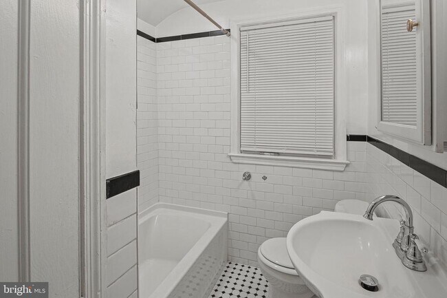 Building Photo - 1621 Thetford Rd