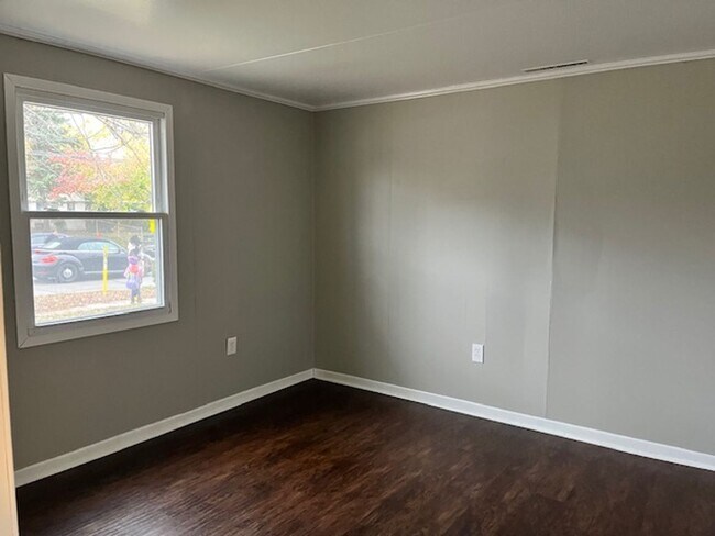 Building Photo - Adorable 3 Bedroom Home