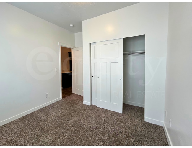 Building Photo - 674 E 380 N