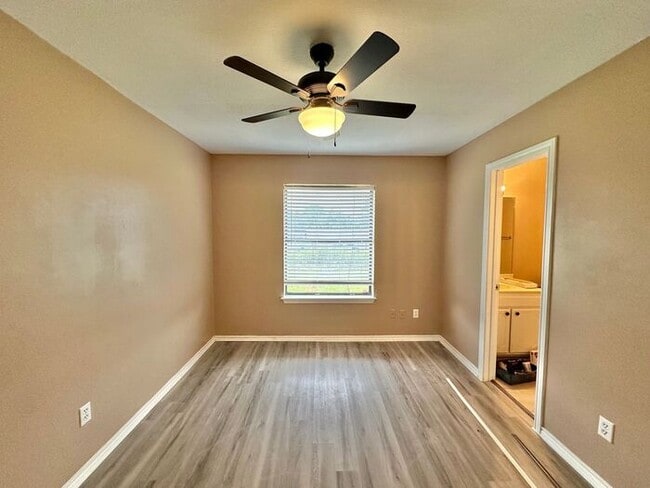 Building Photo - Available Now! Newly Updated 3/2 in Flint!