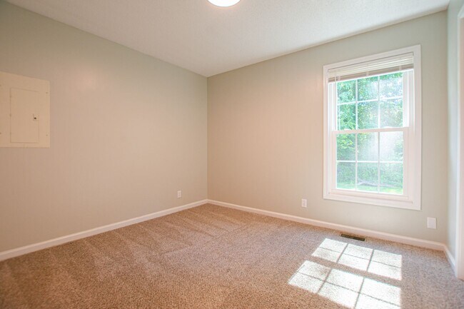 Building Photo - Updated Three Bedroom!