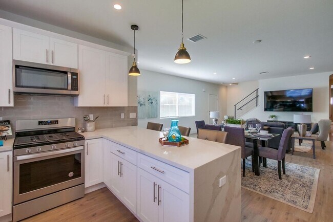 Interior Photo - 4142-4158 Nordica Ave