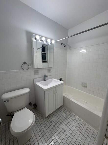 Bathroom - 2.5 Room 1 Bed 1 Bath - 171 Manor