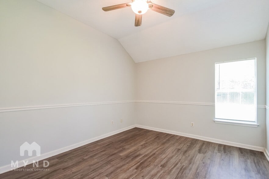 Building Photo - 6354 Amanda Oaks Cir N