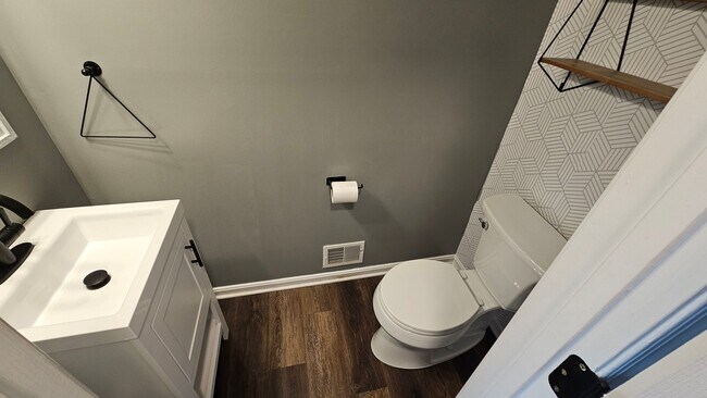 Building Photo - DON'T MISS THIS STUNNER!  3 Bedroom End Unit Townhome in Quiet Location!