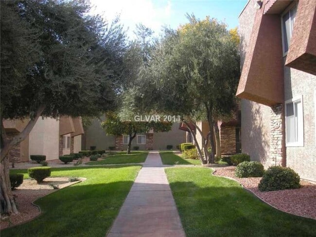 Building Photo - 5261 River Glen Dr