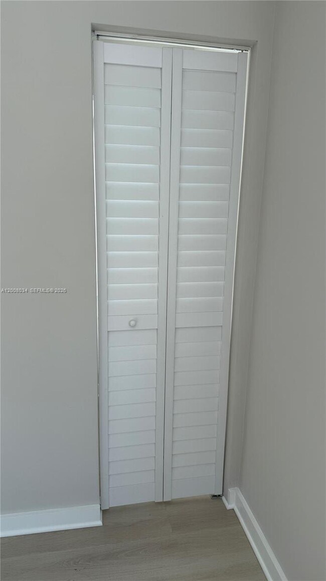 Building Photo - 534 SW 6th Ct