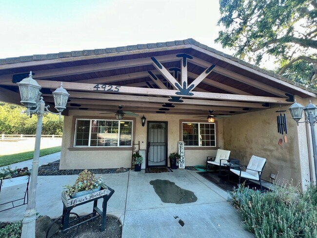 Building Photo - Well maintained single story on over half an acre lot!