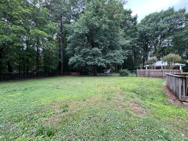 Building Photo - 3609 Lynn Rd