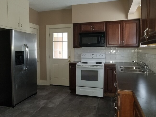 Building Photo - 2 Bedroom Ranch